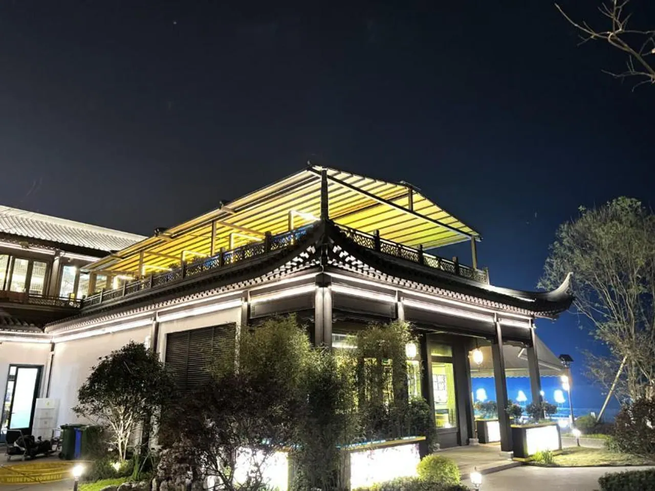 T-series retractable folding roofs · Installation photograph