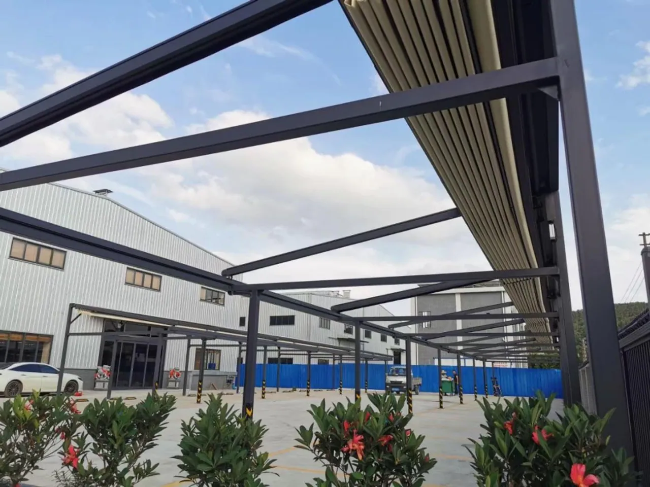 T-series retractable folding roofs · Installation photograph
