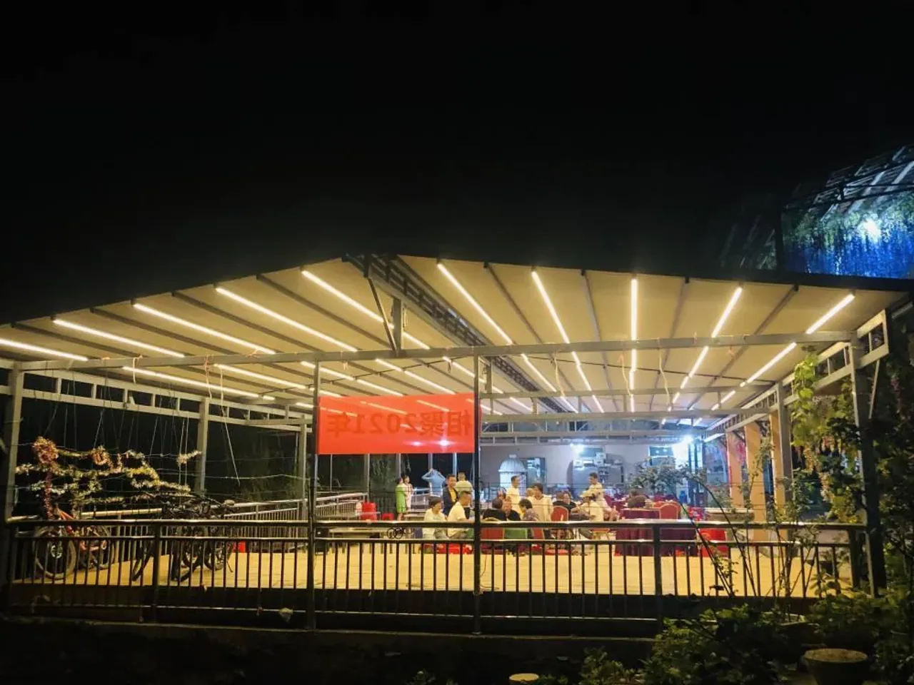 T-series retractable folding roofs · Installation photograph
