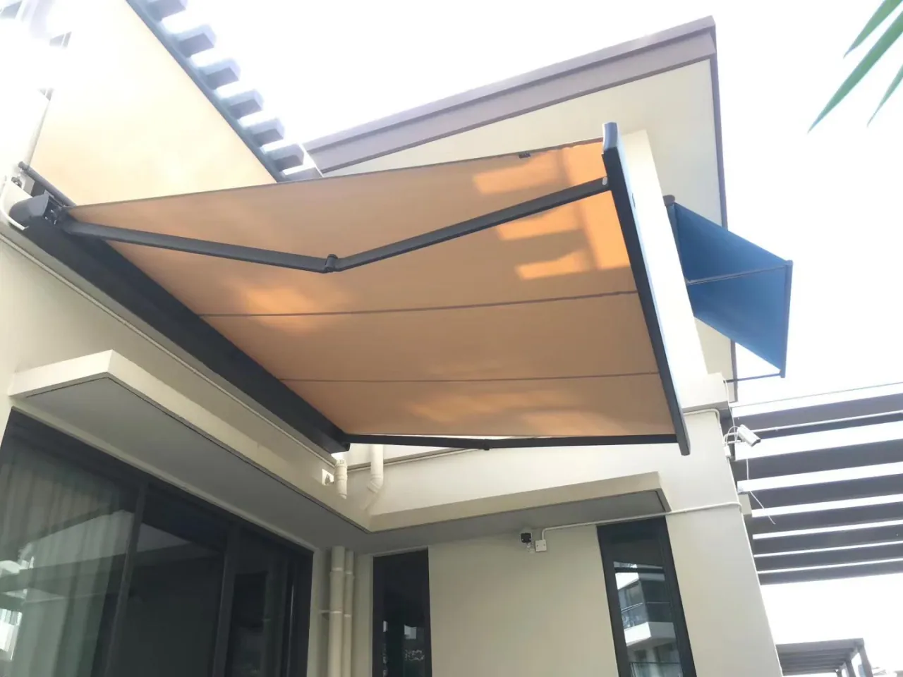 QHA full-cassette awning · Installation photograph