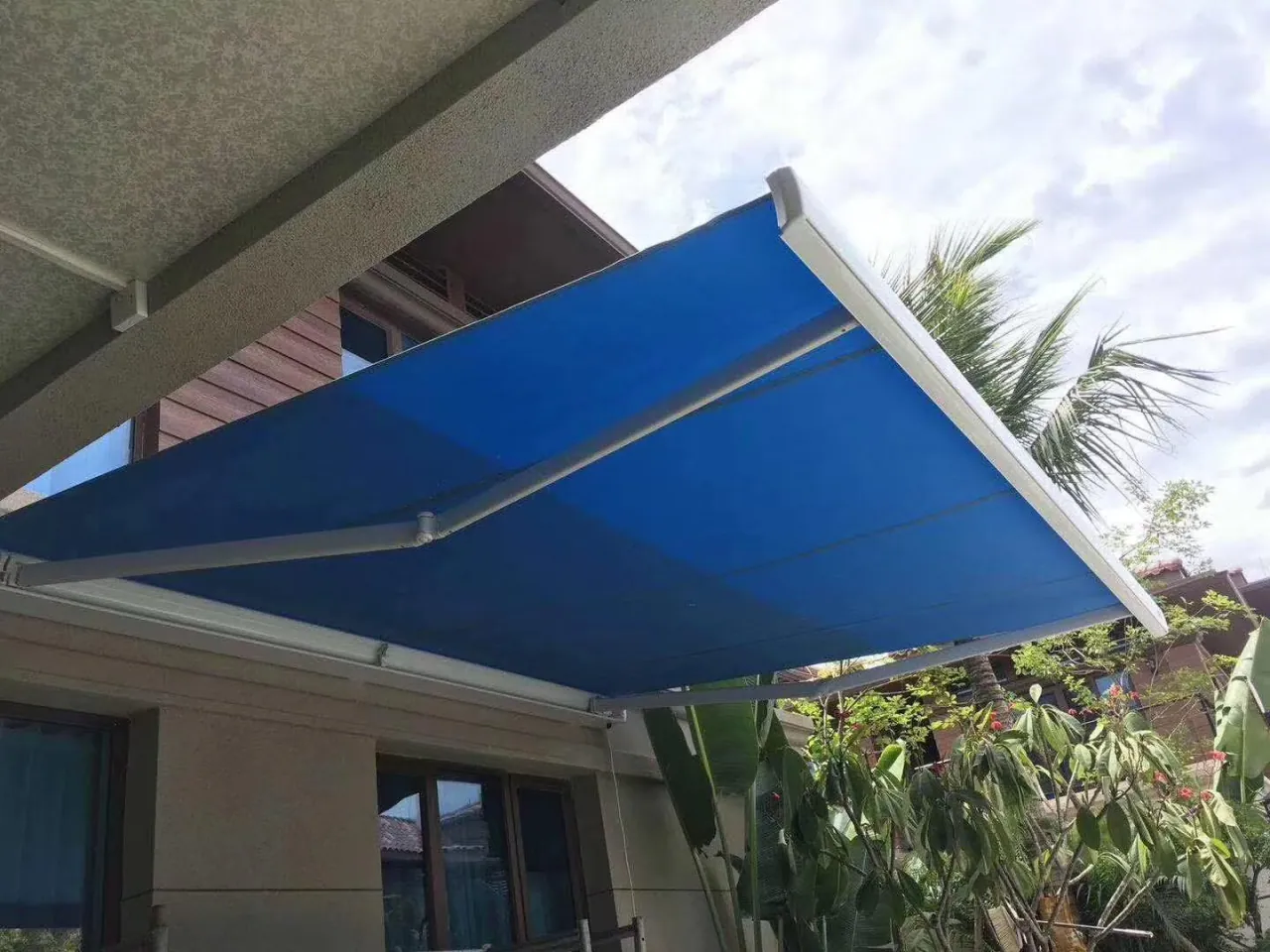 QHA full-cassette awning · Installation photograph