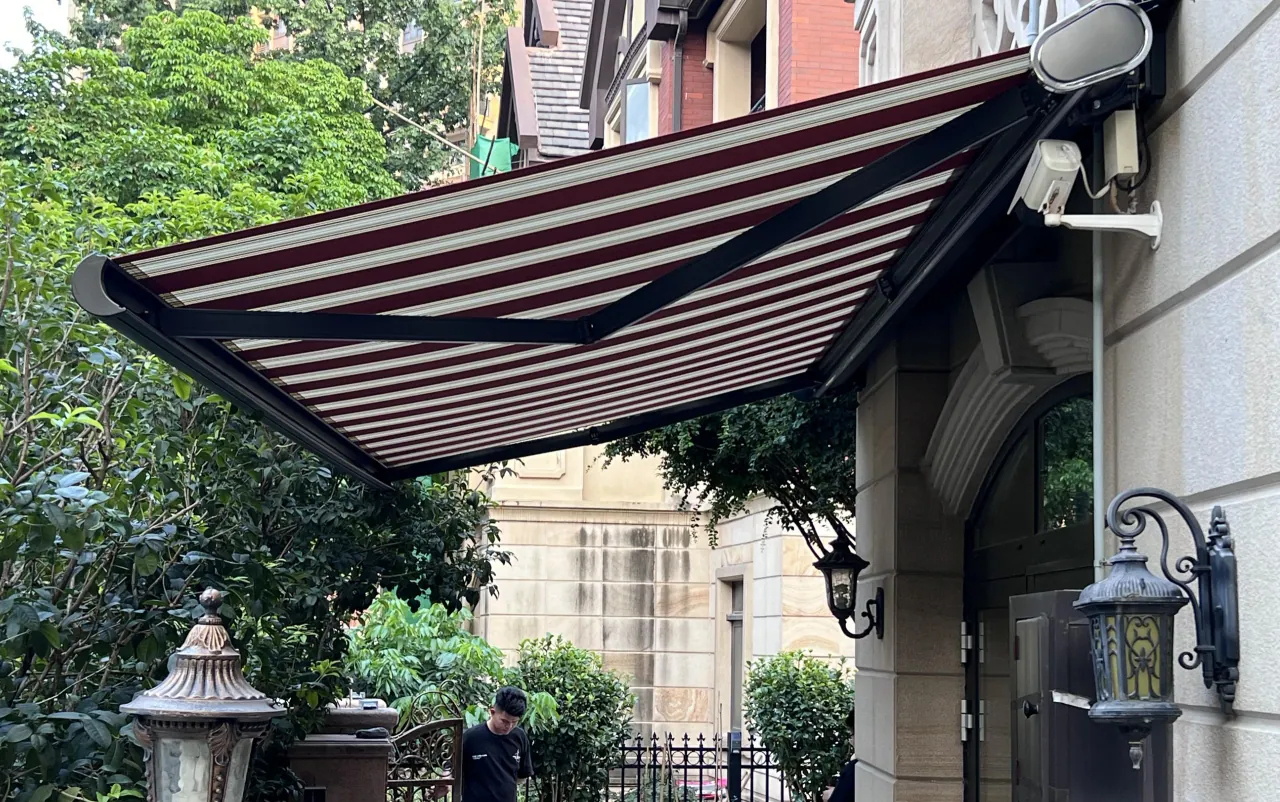 QHC full-cassette awning · Installation photograph