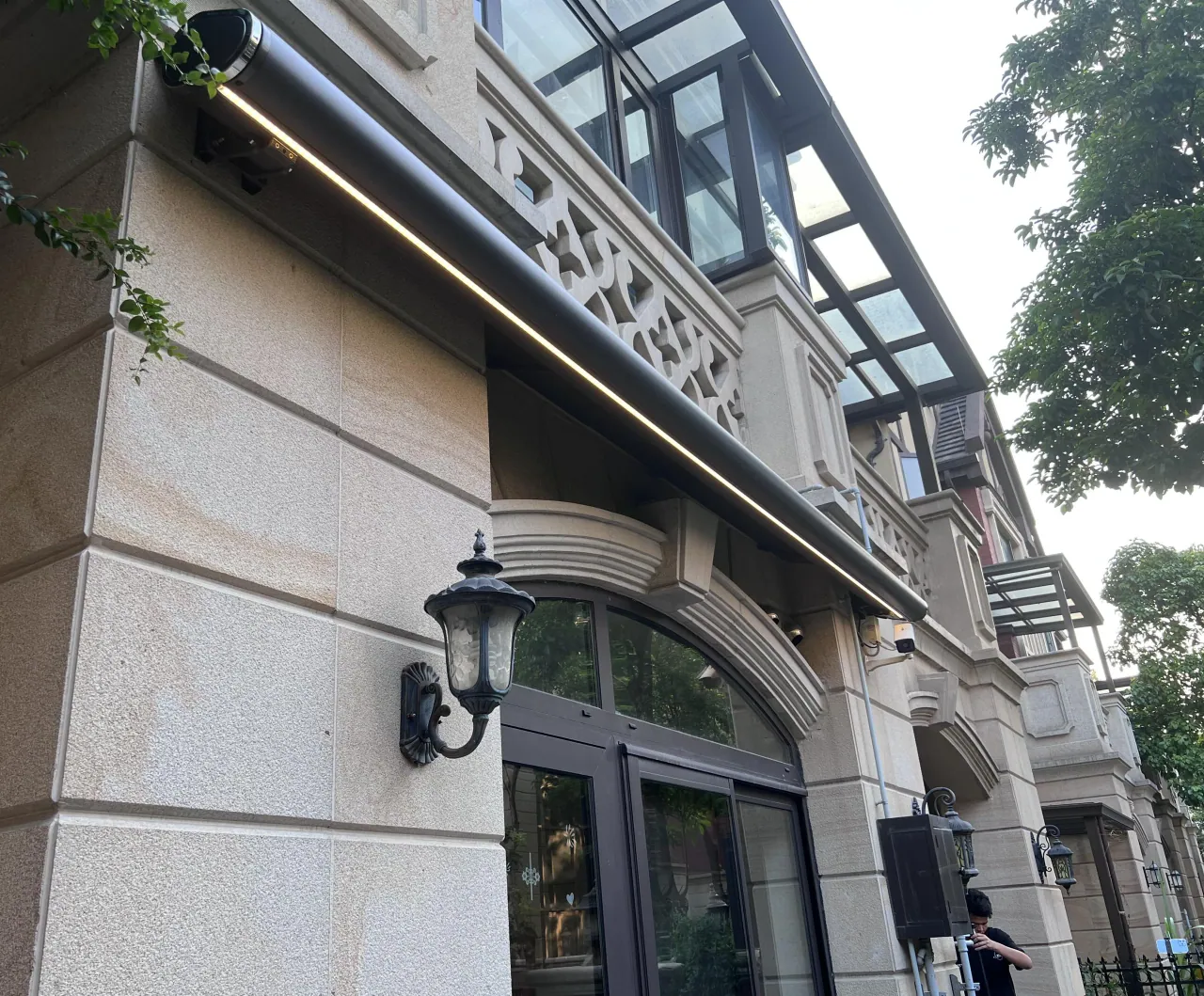 QHC full-cassette awning · Installation photograph