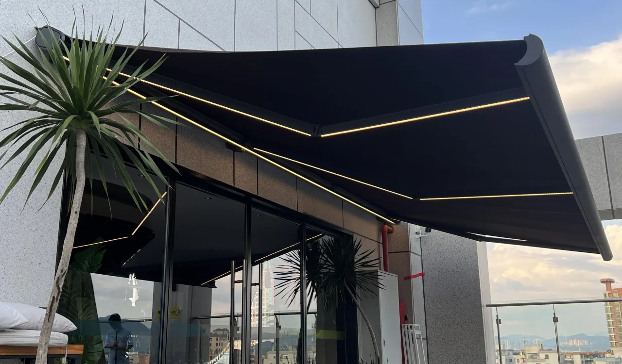 QHC full-cassette awning · Installation photograph