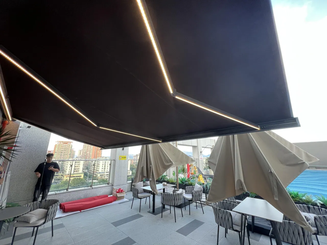 QHC full-cassette awning · Installation photograph