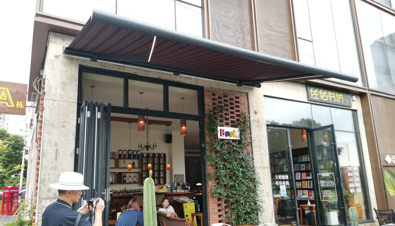 QHC full-cassette awning · Installation photograph