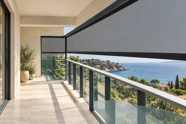 Balcony corner screen